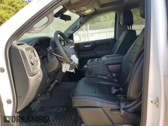 ✅ 2020 Chevrolet Silverado 1500 Custom • VIN: 1GCRWBEHXLZ283202 • Lot: 68265164. Wystawiony na Copart z przebiegiem 20 631 mil. Bezpłatny archiwum sprzedaży aukcyjnych z USA i szczegółowy raport historii pojazdu na DreamBid. Zdjęcie 7.