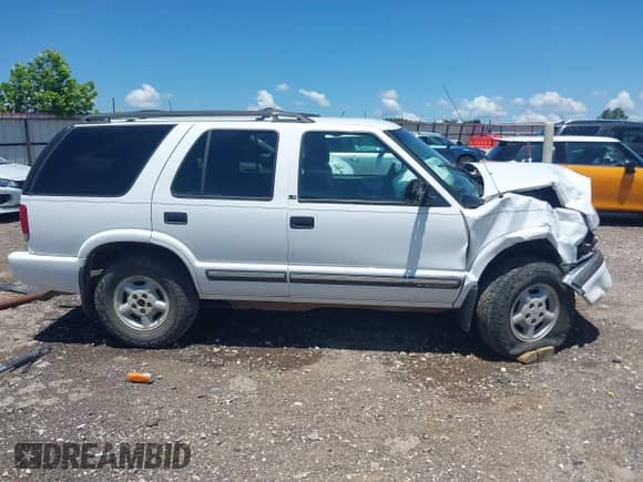 2001 Chevrolet Blazer LT z VIN 1GNDT13W512231147, wystawiony jako IAAI lot #42691365 z przebiegiem 174 171 mil mil oraz . Historia ofert i sprzedaży dostępna na DreamBid. Obrazek 14.