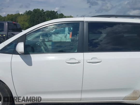 ✅ 2014 Toyota Sienna LE • VIN: 5TDKK3DC7ES447504 • Lot: 40434000. Listed on IAAI with 208,743 mi. Free auction sales archive from the USA and detailed vehicle history report at DreamBid. Image 14.