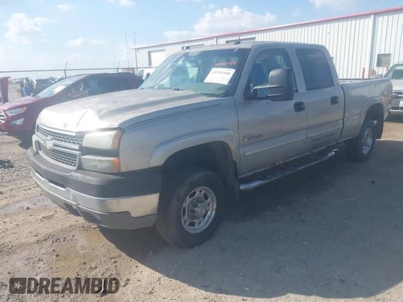 ✅ 2005 Chevrolet Silverado 2500HD LS • VIN: 1GCHK23285F818246 • Lot: 43292468. Wystawiony na IAAI z przebiegiem 255 783 mil. Bezpłatny archiwum sprzedaży aukcyjnych z USA i szczegółowy raport historii pojazdu na DreamBid. Zdjęcie 17.