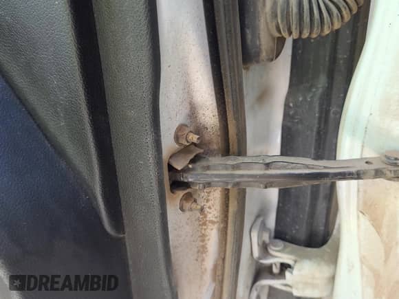 2018 Chevrolet Silverado 2500HD Work Truck z VIN 1GC1KUEG5JF112822, wystawiony jako IAAI lot #43077778 z przebiegiem 186 302 mil mil oraz . Historia ofert i sprzedaży dostępna na DreamBid. Obrazek 1.