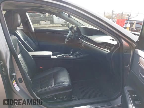 ✅ 2016 Lexus ES 330 • VIN: 58ABK1GG5GU018836 • Lot: 43635193. Listed on IAAI with 37,600 mi. Free auction sales archive from the USA and detailed vehicle history report at DreamBid. Image 5.