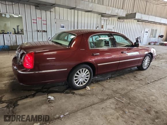 ✅ 2003 Lincoln Town Car Executive • VIN: 1LNHM81W83Y653623 • Lot: 82320755. Listed on Copart with 121,834 mi. Free auction sales archive from the USA and detailed vehicle history report at DreamBid. Image 3.