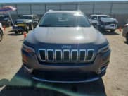 ✅ 2019 Jeep Cherokee Limited • VIN: 1C4PJLDB1KD196034 • Lot: 71641145. Wystawiony na Copart z przebiegiem 98 462 mil. Bezpłatny archiwum sprzedaży aukcyjnych z USA i szczegółowy raport historii pojazdu na DreamBid. Zdjęcie 5.