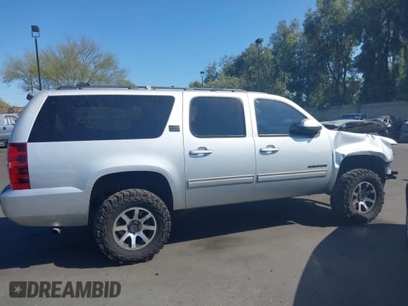 ✅ 2013 Chevrolet Suburban LS • VIN: 1GNSCHE02DR279905 • Lot: 43126475. Wystawiony na IAAI z przebiegiem 126 441 mil. Bezpłatny archiwum sprzedaży aukcyjnych z USA i szczegółowy raport historii pojazdu na DreamBid. Zdjęcie 14.