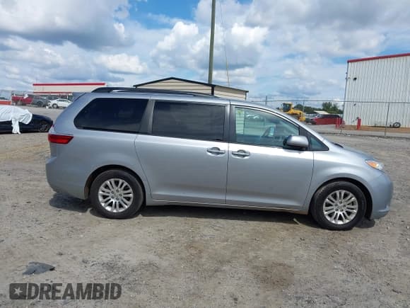 ✅ 2017 Toyota Sienna XLE Auto Access Seat • VIN: 5TDYZ3DCXHS878865 • Lot: 43404452. Wystawiony na IAAI z przebiegiem 175 131 mil. Bezpłatny archiwum sprzedaży aukcyjnych z USA i szczegółowy raport historii pojazdu na DreamBid. Zdjęcie 6.