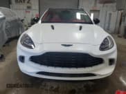 ✅ 2023 Aston Martin DBX • VIN: SD7VUJAW3PTV08474 • Lot: 66961574. Wystawiony na Copart z przebiegiem 3 449 mil. Bezpłatny archiwum sprzedaży aukcyjnych z USA i szczegółowy raport historii pojazdu na DreamBid. Zdjęcie 5.