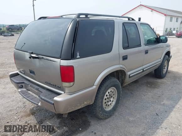 2001 Chevrolet Blazer LT z VIN 1GNDT13W212105490, wystawiony jako IAAI lot #42459348 z przebiegiem 202 311 mil mil oraz . Historia ofert i sprzedaży dostępna na DreamBid. Obrazek 4.