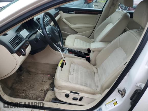 ✅ 2012 Volkswagen Passat SEL Premium • VIN: 1VWCN7A36CC109997 • Лот: 71170215. Опубликован ранее на Copart с пробегом 174 392 миль. Бесплатный доступ к архиву аукционных продаж из США и подробный отчёт об истории автомобиля на DreamBid. Изображение 7.