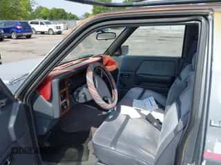 1992 Dodge Dakota SLT z VIN 1B7FL26XXNS552506, wystawiony jako IAAI lot #43128531 z przebiegiem 47 453 mil mil oraz . Historia ofert i sprzedaży dostępna na DreamBid. Obrazek 5.