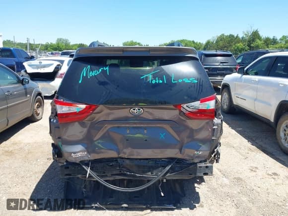 ✅ 2017 Toyota Sienna XLE Auto Access Seat • VIN: 5TDYZ3DC2HS771745 • Лот: 42314111. Опубликован ранее на IAAI с пробегом 81 236 миль. Бесплатный доступ к архиву аукционных продаж из США и подробный отчёт об истории автомобиля на DreamBid. Изображение 17.