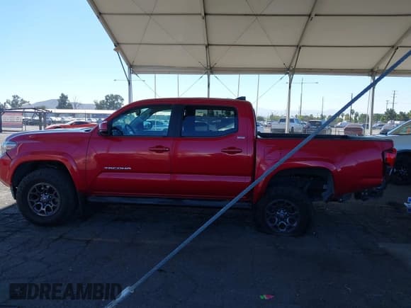 ✅ 2018 Toyota Tacoma TRD Sport • VIN: 3TMAZ5CN1JM054467 • Lot: 43551908. Wystawiony na IAAI z przebiegiem 85 366 mil. Bezpłatny archiwum sprzedaży aukcyjnych z USA i szczegółowy raport historii pojazdu na DreamBid. Zdjęcie 15.