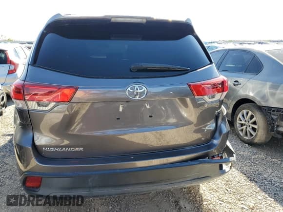 ✅ 2018 Toyota Highlander LE Plus • VIN: 5TDZZRFH1JS268908 • Lot: 80358425. Wystawiony na Copart z przebiegiem 103 665 mil. Bezpłatny archiwum sprzedaży aukcyjnych z USA i szczegółowy raport historii pojazdu na DreamBid. Zdjęcie 6.