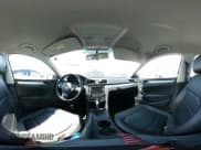 ✅ 2015 Volkswagen Passat S • VIN: 1VWAT7A30FC093068 • Lot: 43309416. Wystawiony na IAAI z przebiegiem 94 913 mil. Bezpłatny archiwum sprzedaży aukcyjnych z USA i szczegółowy raport historii pojazdu na DreamBid. Zdjęcie 18.