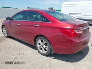2013 Hyundai Sonata SE z VIN 5NPEC4ACXDH629464, wystawiony jako IAAI lot #42969885 z przebiegiem 177 104 mil mil oraz . Historia ofert i sprzedaży dostępna na DreamBid. Obrazek 3.