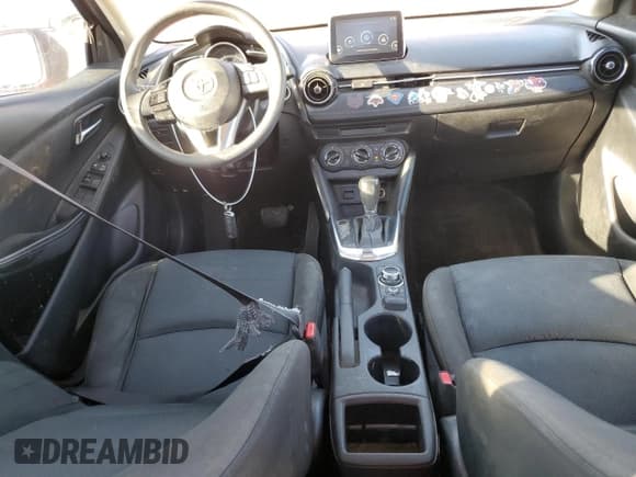 ✅ 2017 Toyota Yaris • VIN: 3MYDLBYV4HY193079 • Lot: 86450195. Wystawiony na Copart z przebiegiem 223 204 mil. Bezpłatny archiwum sprzedaży aukcyjnych z USA i szczegółowy raport historii pojazdu na DreamBid. Zdjęcie 8.