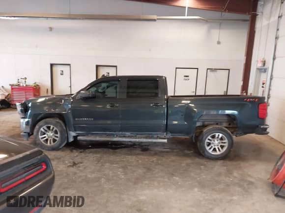 2018 Chevrolet Silverado 1500 LT z VIN 3GCUKREC0JG519095, wystawiony jako IAAI lot #43271594 z przebiegiem 108 548 mil mil oraz . Historia ofert i sprzedaży dostępna na DreamBid. Obrazek 14.