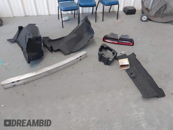 ✅ 2016 Dodge Challenger SRT Hellcat • VIN: 2C3CDZC99GH200224 • Lot: 43442618. Wystawiony na IAAI z przebiegiem 56 715 mil. Bezpłatny archiwum sprzedaży aukcyjnych z USA i szczegółowy raport historii pojazdu na DreamBid. Zdjęcie 12.