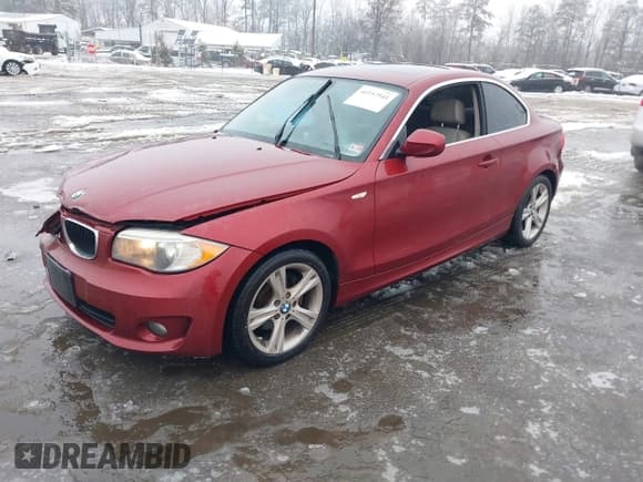 ✅ 2012 BMW 1 Series 128i • VIN: WBAUP7C52CVP23950 • Lot: 41557941. Wystawiony na IAAI z przebiegiem 99 430 mil. Bezpłatny archiwum sprzedaży aukcyjnych z USA i szczegółowy raport historii pojazdu na DreamBid. Zdjęcie 2.