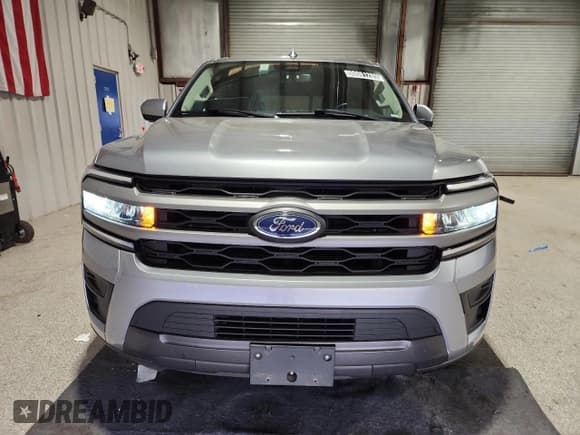 ✅ 2024 Ford Expedition XLT • VIN: 1FMJU1H84REA35578 • Lot: 90061285. Wystawiony na Copart z przebiegiem 52 407 mil. Bezpłatny archiwum sprzedaży aukcyjnych z USA i szczegółowy raport historii pojazdu na DreamBid. Zdjęcie 5.