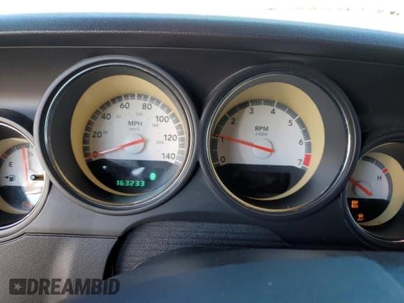 ✅ 2009 Dodge Challenger SE • VIN: 2B3LJ44V59H561537 • Lot: 86720334. Wystawiony na Copart z przebiegiem 163 233 mil. Bezpłatny archiwum sprzedaży aukcyjnych z USA i szczegółowy raport historii pojazdu na DreamBid. Zdjęcie 9.