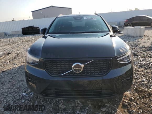 ✅ 2025 Volvo XC40 Plus Dark Theme • VIN: YV4L12UC6S2512330 • Лот: 81493135. Опубликован ранее на Copart с пробегом 579 миль. Бесплатный доступ к архиву аукционных продаж из США и подробный отчёт об истории автомобиля на DreamBid. Изображение 5.