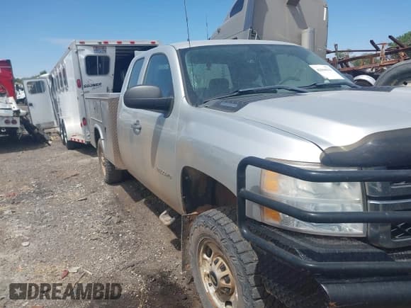 ✅ 2011 Chevrolet Silverado 2500HD • VIN: 1GB2KVCG0BZ409840 • Lot: 42944133. Wystawiony na IAAI z przebiegiem Nie podano. Bezpłatny archiwum sprzedaży aukcyjnych z USA i szczegółowy raport historii pojazdu na DreamBid. Zdjęcie 1.