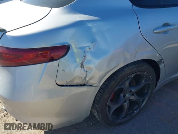 ✅ 2019 Alfa Romeo Giulia Ti Lusso • VIN: ZARFAMBN8K7600868 • Lot: 43840457. Listed on IAAI with 69,372 mi. Free auction sales archive from the USA and detailed vehicle history report at DreamBid. Image 17.