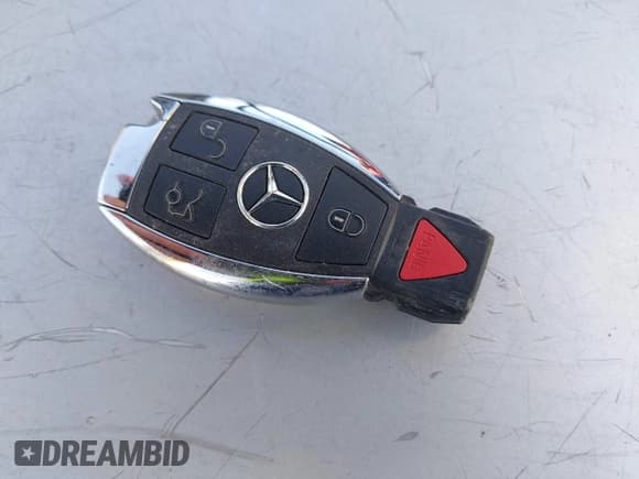 ✅ 2014 Mercedes-Benz C 250 Sport • VIN: WDDGF4HB6EA956276 • Lot: 42111034. Wystawiony na IAAI z przebiegiem 90 396 mil. Bezpłatny archiwum sprzedaży aukcyjnych z USA i szczegółowy raport historii pojazdu na DreamBid. Zdjęcie 11.