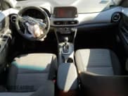 ✅ 2018 Hyundai Kona SE • VIN: KM8K1CAAXJU065197 • Лот: 72017073. Опубликован ранее на Copart с пробегом 64 966 миль. Бесплатный доступ к архиву аукционных продаж из США и подробный отчёт об истории автомобиля на DreamBid. Изображение 8.