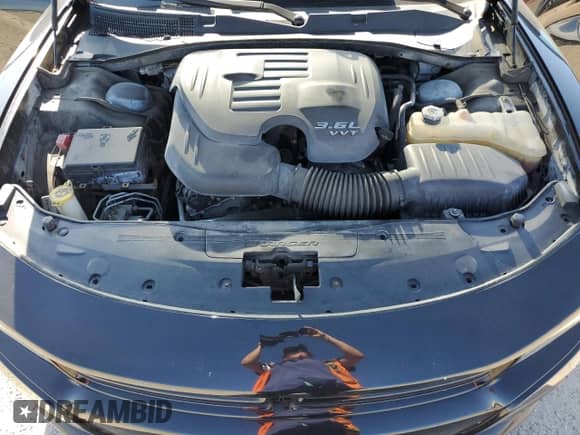 2015 Dodge Charger SXT z VIN 2C3CDXHGXFH811793, wystawiony jako Copart lot #70275445 z przebiegiem 159 640 mil mil oraz Czysty tytuł • Clean title. Historia ofert i sprzedaży dostępna na DreamBid. Obrazek 11.