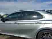 2022 Toyota Camry XLE z VIN 4T1F11AK3NU033583, wystawiony jako IAAI lot #42358589 z przebiegiem 120 000 mil mil oraz . Historia ofert i sprzedaży dostępna na DreamBid. Obrazek 14.