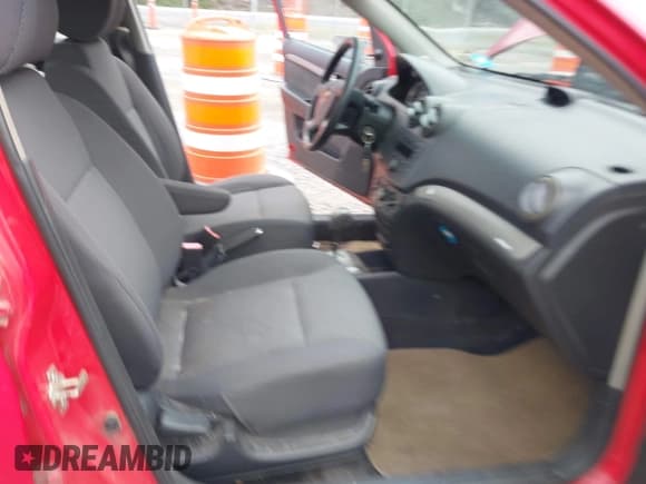 ✅ 2007 Chevrolet Aveo LS • VIN: KL1TD56697B165593 • Lot: 41910371. Wystawiony na IAAI z przebiegiem 104 849 mil. Bezpłatny archiwum sprzedaży aukcyjnych z USA i szczegółowy raport historii pojazdu na DreamBid. Zdjęcie 5.