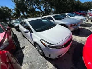 ✅ 2017 Kia Forte LX • VIN: 3KPFK4A74HE037370 • Lot: 92742475. Wystawiony na Copart z przebiegiem 172 479 mil. Bezpłatny archiwum sprzedaży aukcyjnych z USA i szczegółowy raport historii pojazdu na DreamBid. Zdjęcie 1.