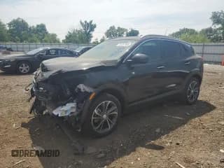 ✅ 2020 Buick Encore GX Select • VIN: KL4MMESL8LB102563 • Лот: 61157985. Опубликован ранее на Copart с пробегом 66 290 миль. Бесплатный доступ к архиву аукционных продаж из США и подробный отчёт об истории автомобиля на DreamBid. Изображение 1.