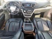 ✅ 2020 Chrysler Voyager LXi • VIN: 2C4RC1DG1LR172723 • Lot: 82142135. Wystawiony na Copart z przebiegiem 108 857 mil. Bezpłatny archiwum sprzedaży aukcyjnych z USA i szczegółowy raport historii pojazdu na DreamBid. Zdjęcie 8.