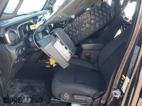 ✅ 2023 Jeep Wrangler • VIN: 1C4JJXN6XPW599309 • Lot: 47786095. Wystawiony na Copart z przebiegiem 21 030 mil. Bezpłatny archiwum sprzedaży aukcyjnych z USA i szczegółowy raport historii pojazdu na DreamBid. Zdjęcie 7.