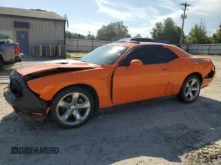 ✅ 2014 Dodge Challenger SXT Plus • VIN: 2C3CDYAG0EH139967 • Lot: 69070105. Wystawiony na Copart z przebiegiem Nie podano. Bezpłatny archiwum sprzedaży aukcyjnych z USA i szczegółowy raport historii pojazdu na DreamBid. Zdjęcie 1.