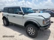 ✅ 2024 Ford Bronco Badlands • VIN: 1FMEE9BP4RLA84742 • Лот: 61963995. Опубликован ранее на Copart с пробегом 828 миль. Бесплатный доступ к архиву аукционных продаж из США и подробный отчёт об истории автомобиля на DreamBid. Изображение 4.