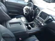 ✅ 2019 Chevrolet Suburban LT • VIN: 1GNSCHKC1KR307933 • Lot: 43463096. Wystawiony na IAAI z przebiegiem 200 666 mil. Bezpłatny archiwum sprzedaży aukcyjnych z USA i szczegółowy raport historii pojazdu na DreamBid. Zdjęcie 5.