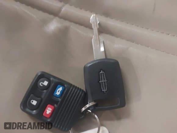 ✅ 2010 Lincoln Town Car Signature Limited • VIN: 2LNBL8CV9AX615800 • Lot: 43277739. Listed on IAAI with 141,130 mi. Free auction sales archive from the USA and detailed vehicle history report at DreamBid. Image 11.