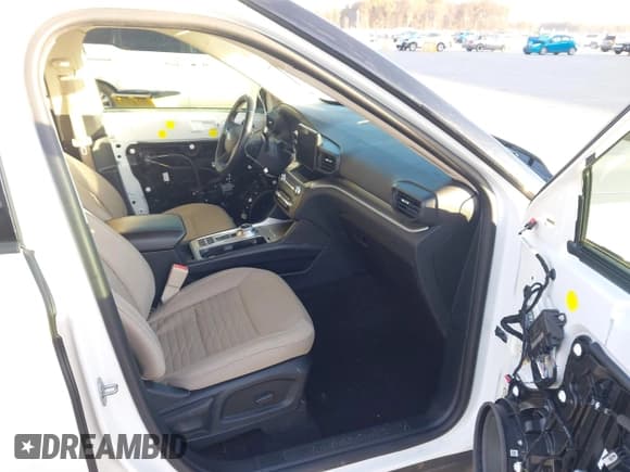 ✅ 2020 Ford Explorer XLT • VIN: 1FMSK7DH9LGB15277 • Lot: 43677993. Wystawiony na IAAI z przebiegiem 98 285 mil. Bezpłatny archiwum sprzedaży aukcyjnych z USA i szczegółowy raport historii pojazdu na DreamBid. Zdjęcie 5.