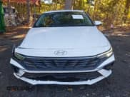 ✅ 2025 Hyundai Elantra Limited • VIN: KMHLP4DG2SU863428 • Lot: 43470613. Wystawiony na IAAI z przebiegiem 21 184 mil. Bezpłatny archiwum sprzedaży aukcyjnych z USA i szczegółowy raport historii pojazdu na DreamBid. Zdjęcie 12.