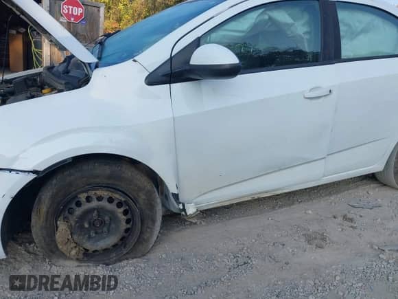 2018 Chevrolet Sonic LS z VIN 1G1JB5SG8J4110013, wystawiony jako IAAI lot #43258372 z przebiegiem 113 488 mil mil oraz . Historia ofert i sprzedaży dostępna na DreamBid. Obrazek 6.