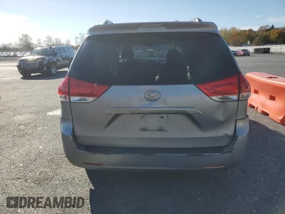 ✅ 2012 Toyota Sienna LE • VIN: 5TDKK3DC4CS242705 • Lot: 91405835. Wystawiony na Copart z przebiegiem 356 794 mil. Bezpłatny archiwum sprzedaży aukcyjnych z USA i szczegółowy raport historii pojazdu na DreamBid. Zdjęcie 6.