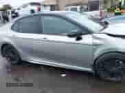 2021 Toyota Camry Hybrid XSE z VIN 4T1K31AK9MU020943, wystawiony jako IAAI lot #41969968 z przebiegiem 33 773 mil mil oraz . Historia ofert i sprzedaży dostępna na DreamBid. Obrazek 13.