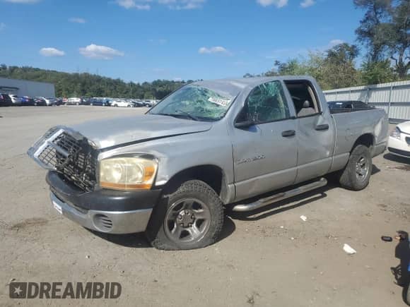2006 Dodge 1500 ST z VIN 1D7HA18K26J185821, wystawiony jako Copart lot #70037434 z przebiegiem Nie podano mil oraz Szkoda całkowita • Salvage title. Historia ofert i sprzedaży dostępna na DreamBid. Obrazek 1.