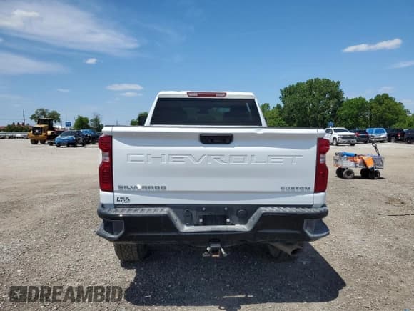 ✅ 2025 Chevrolet Silverado 2500HD Custom • VIN: 2GC4KME7XS1117990 • Lot: 57278315. Wystawiony na Copart z przebiegiem 12 242 mil. Bezpłatny archiwum sprzedaży aukcyjnych z USA i szczegółowy raport historii pojazdu na DreamBid. Zdjęcie 6.