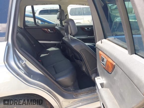 ✅ 2011 Mercedes-Benz GLK 350 • VIN: WDCGG8HB3BF575248 • Lot: 43164975. Wystawiony na IAAI z przebiegiem 161 372 mil. Bezpłatny archiwum sprzedaży aukcyjnych z USA i szczegółowy raport historii pojazdu na DreamBid. Zdjęcie 8.