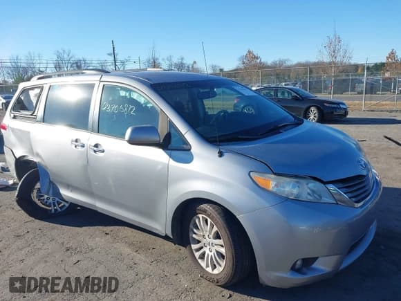 ✅ 2014 Toyota Sienna XLE • VIN: 5TDYK3DC2ES415358 • Lot: 43706812. Wystawiony na IAAI z przebiegiem 136 521 mil. Bezpłatny archiwum sprzedaży aukcyjnych z USA i szczegółowy raport historii pojazdu na DreamBid. Zdjęcie 1.